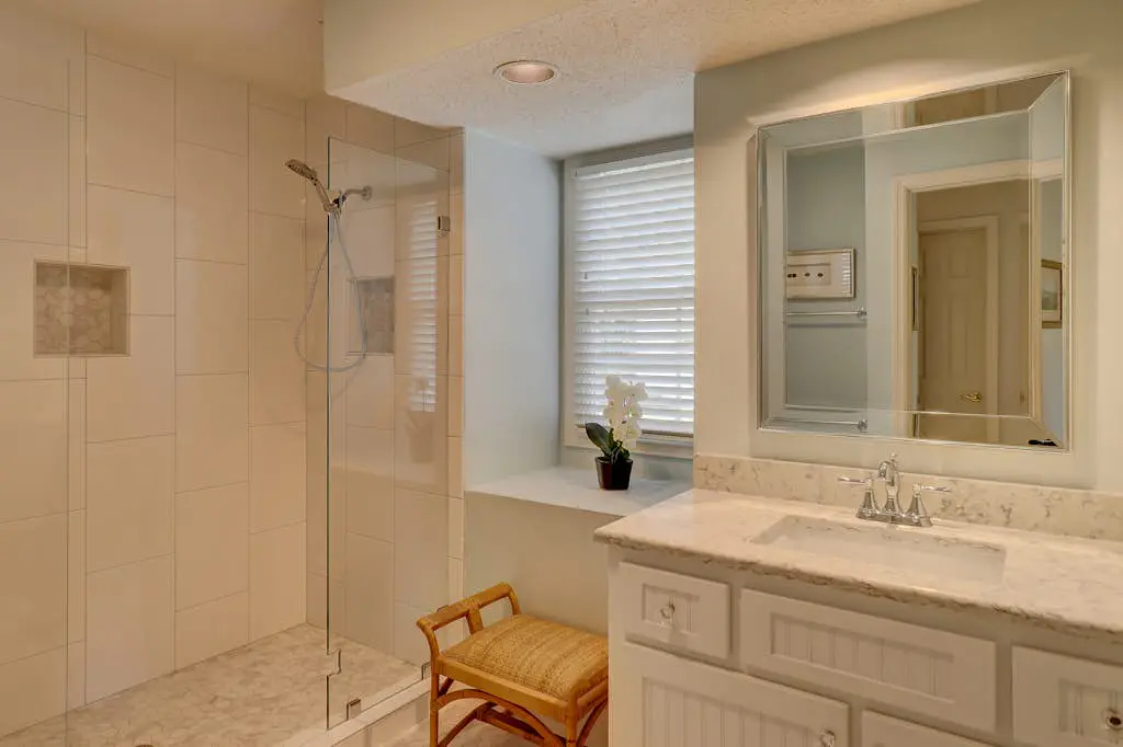 Incredible villa with pool and tennis access, central AC, and on-site golf