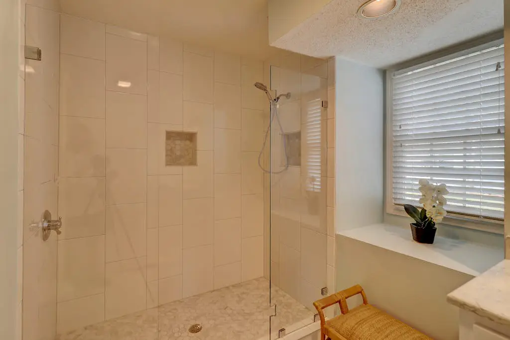 Incredible villa with pool and tennis access, central AC, and on-site golf
