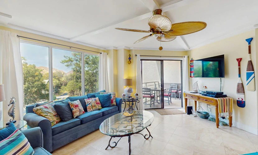 Stunningly remodeled 3rd floor villa with ocean views