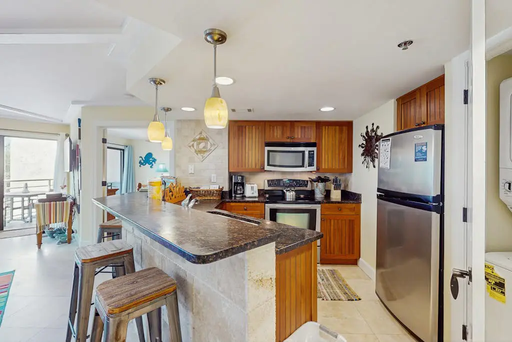 Stunningly remodeled 3rd floor villa with ocean views