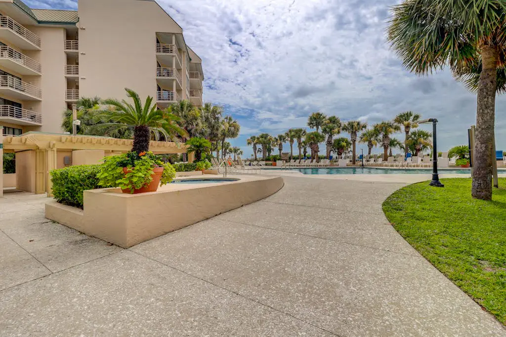 Stunningly remodeled 3rd floor villa with ocean views