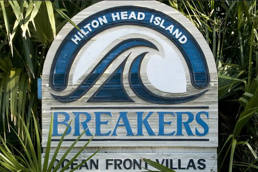Beachside Condo with Shared Pool & Private Balcony Retreat