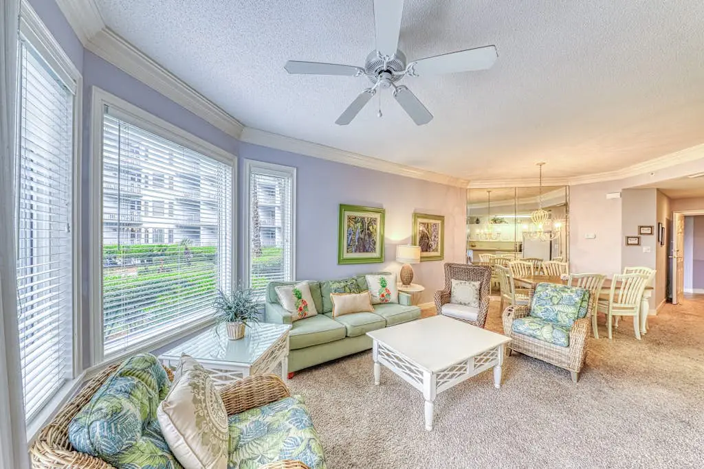 Waterfront condo with amazing views, on-site pool, hot tub, & gym