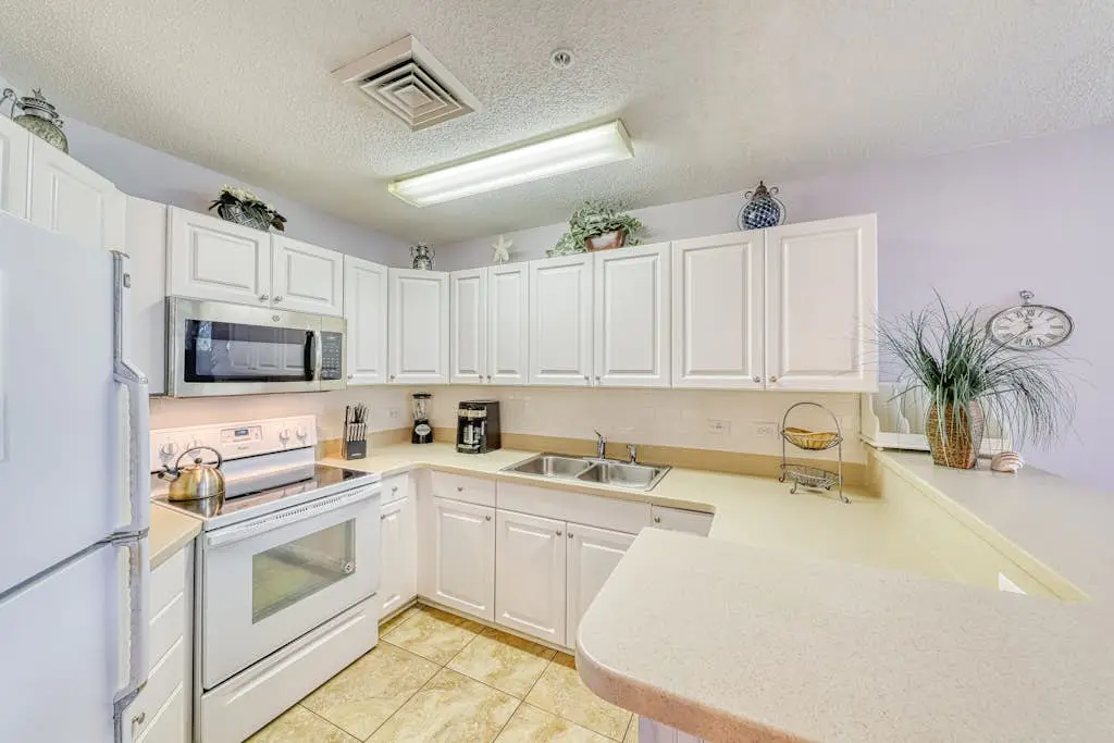 Waterfront condo with amazing views, on-site pool, hot tub, & gym