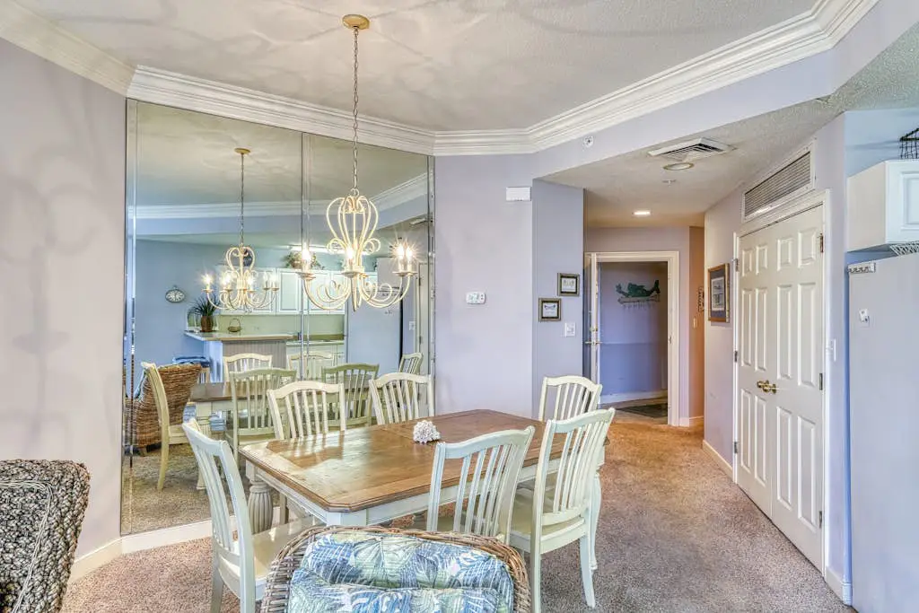 Waterfront condo with amazing views, on-site pool, hot tub, & gym