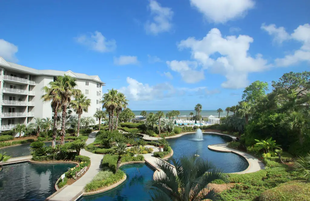 Waterfront condo with amazing views, on-site pool, hot tub, & gym