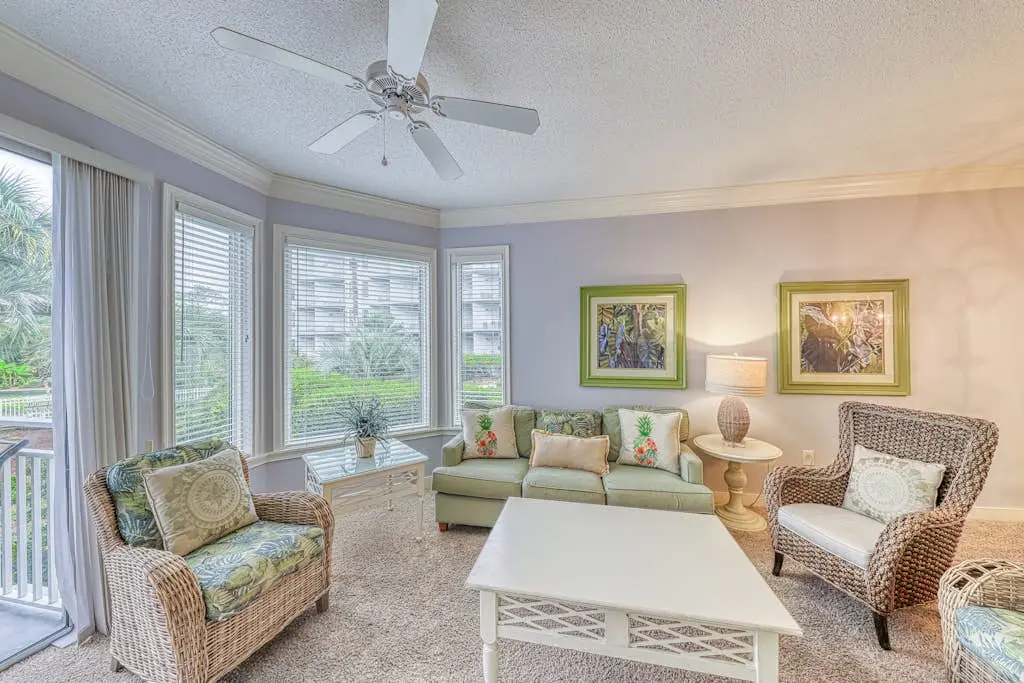 Waterfront condo with amazing views, on-site pool, hot tub, & gym