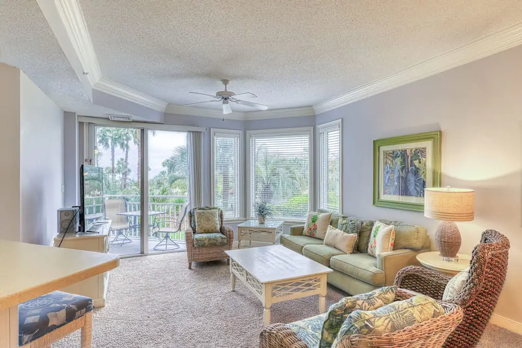 Waterfront condo with amazing views, on-site pool, hot tub, & gym