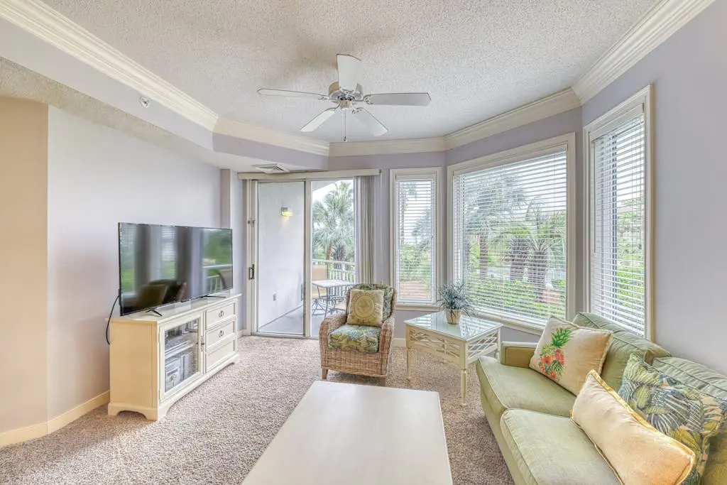 Waterfront condo with amazing views, on-site pool, hot tub, & gym