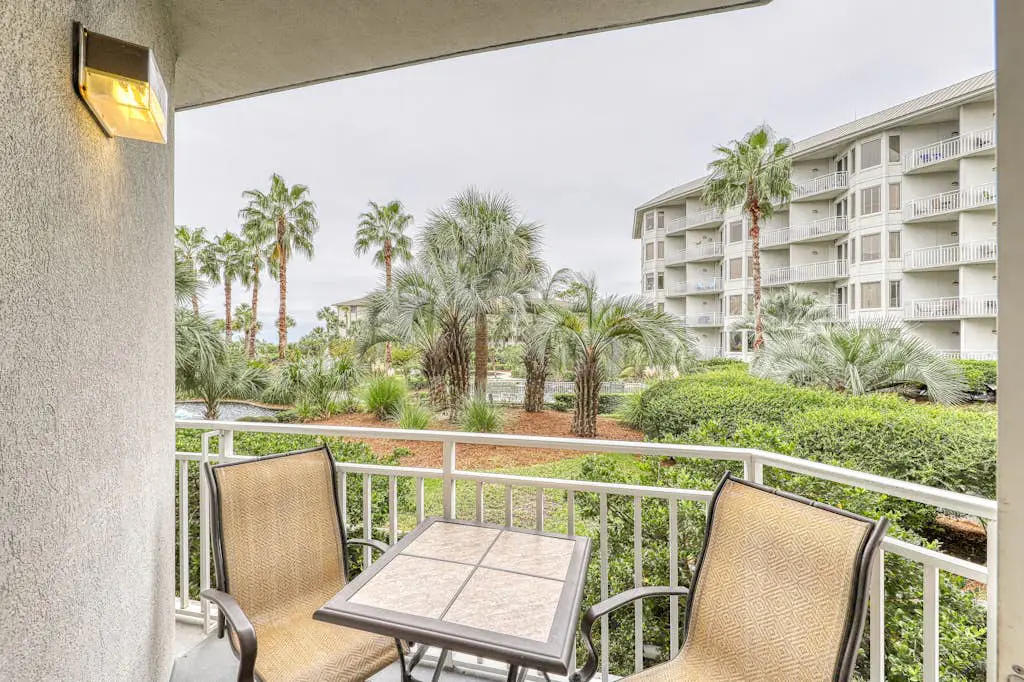 Waterfront condo with amazing views, on-site pool, hot tub, & gym