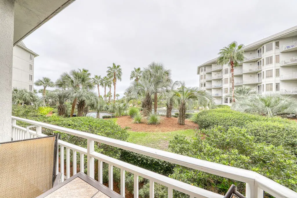 Waterfront condo with amazing views, on-site pool, hot tub, & gym
