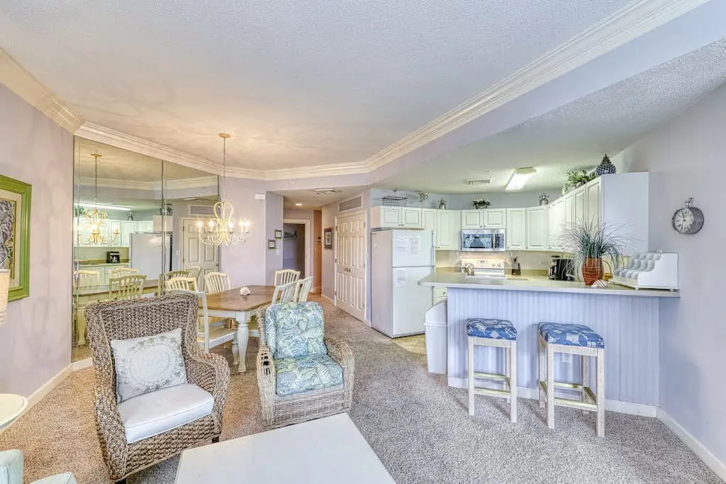 Waterfront condo with amazing views, on-site pool, hot tub, & gym