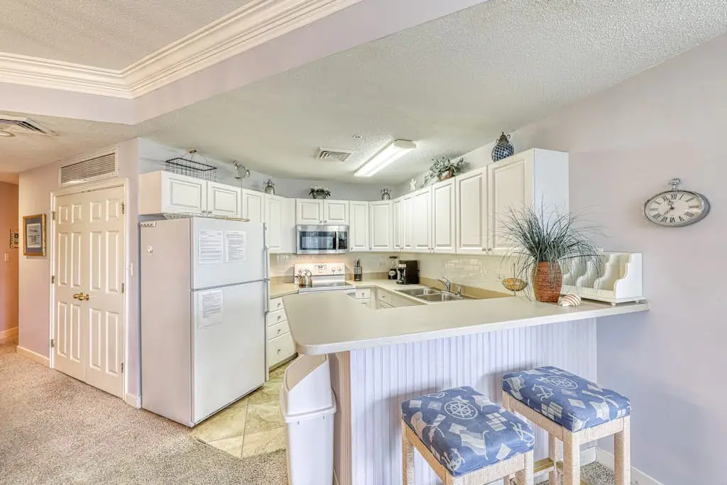 Waterfront condo with amazing views, on-site pool, hot tub, & gym
