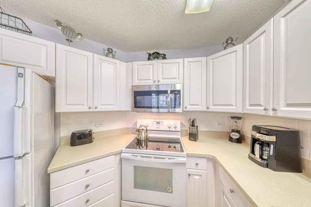 Waterfront condo with amazing views, on-site pool, hot tub, & gym