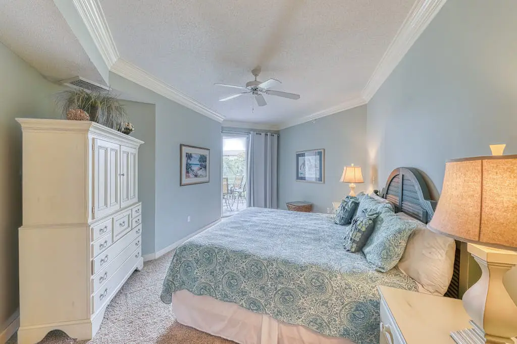 Waterfront condo with amazing views, on-site pool, hot tub, & gym
