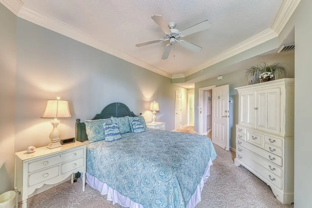 Waterfront condo with amazing views, on-site pool, hot tub, & gym