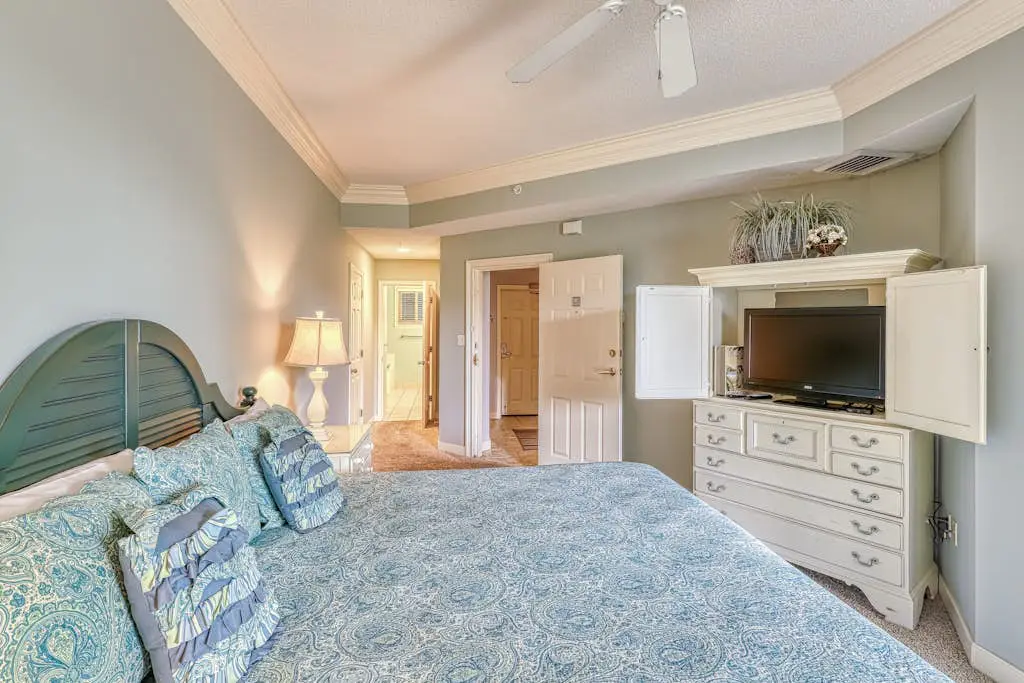 Waterfront condo with amazing views, on-site pool, hot tub, & gym