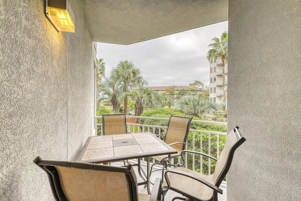 Waterfront condo with amazing views, on-site pool, hot tub, & gym