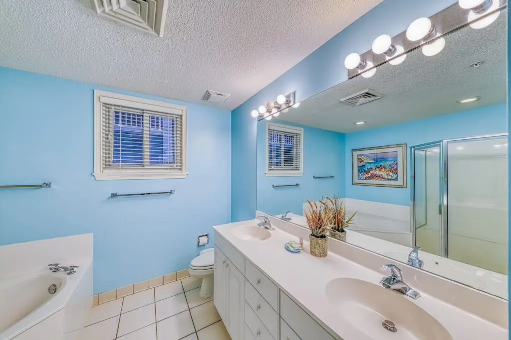Waterfront condo with amazing views, on-site pool, hot tub, & gym