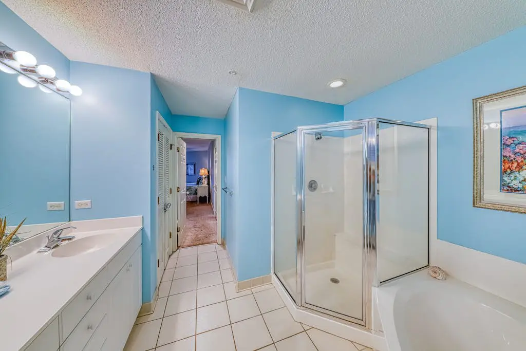 Waterfront condo with amazing views, on-site pool, hot tub, & gym