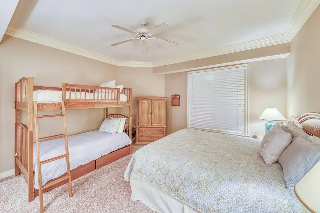 Waterfront condo with amazing views, on-site pool, hot tub, & gym