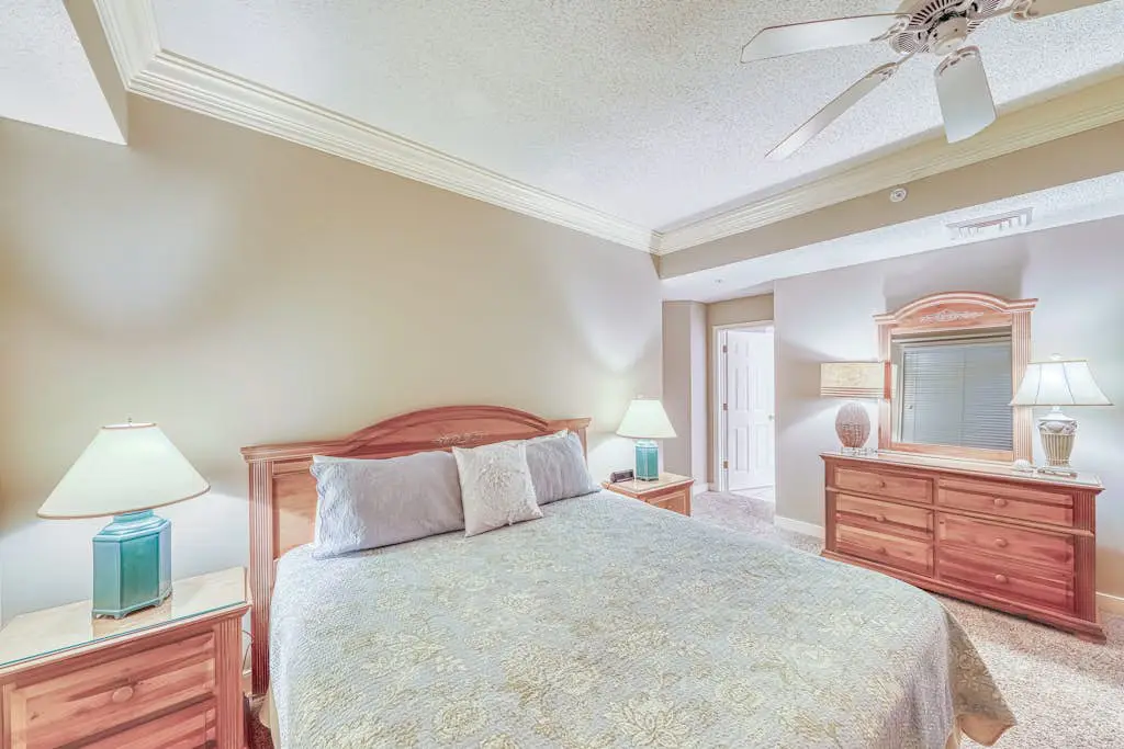 Waterfront condo with amazing views, on-site pool, hot tub, & gym