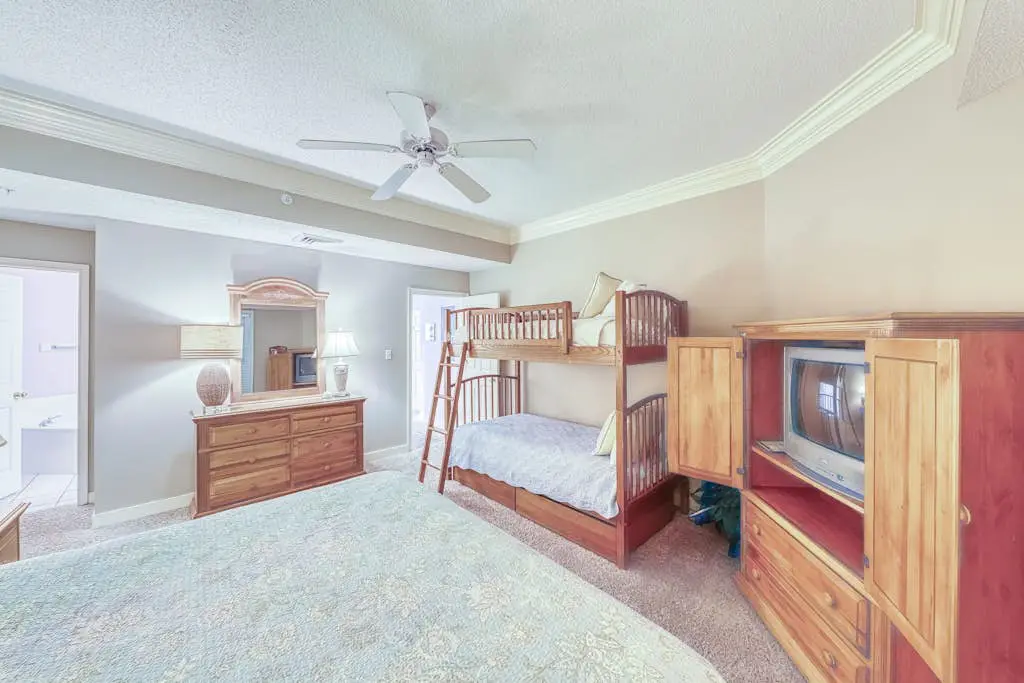 Waterfront condo with amazing views, on-site pool, hot tub, & gym
