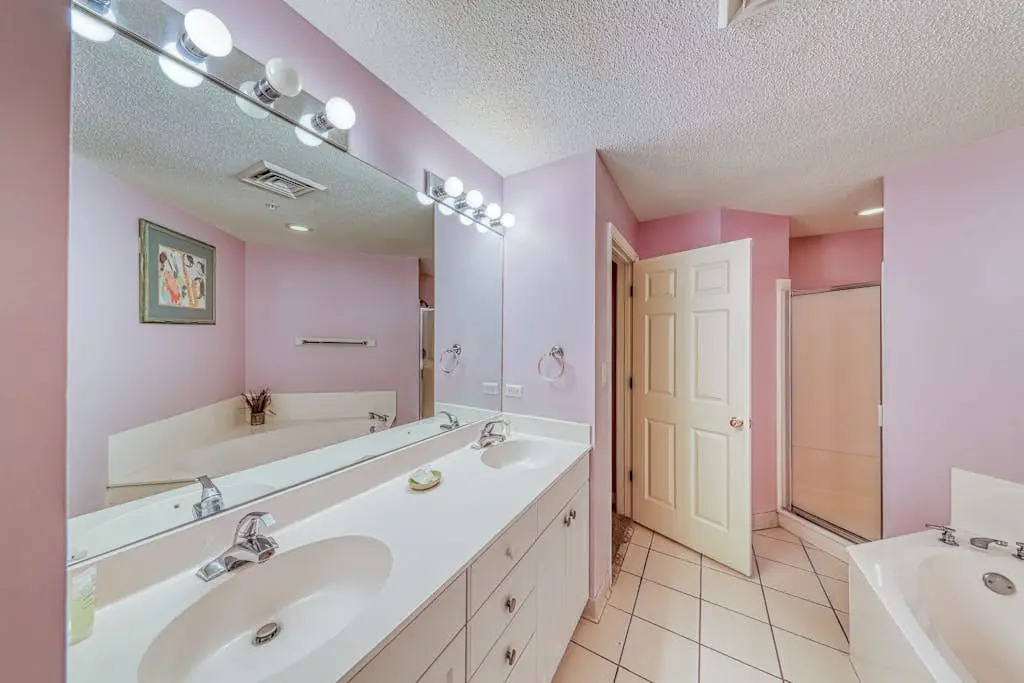 Waterfront condo with amazing views, on-site pool, hot tub, & gym