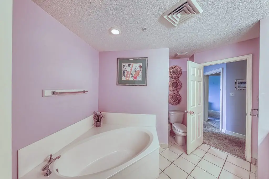 Waterfront condo with amazing views, on-site pool, hot tub, & gym