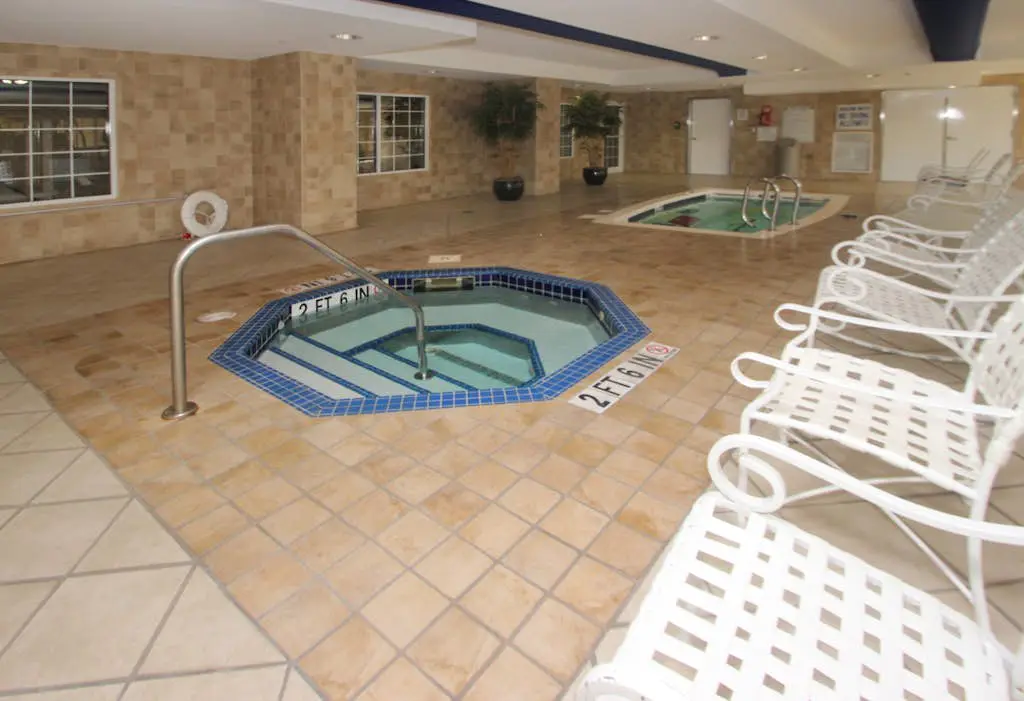 Waterfront condo with amazing views, on-site pool, hot tub, & gym