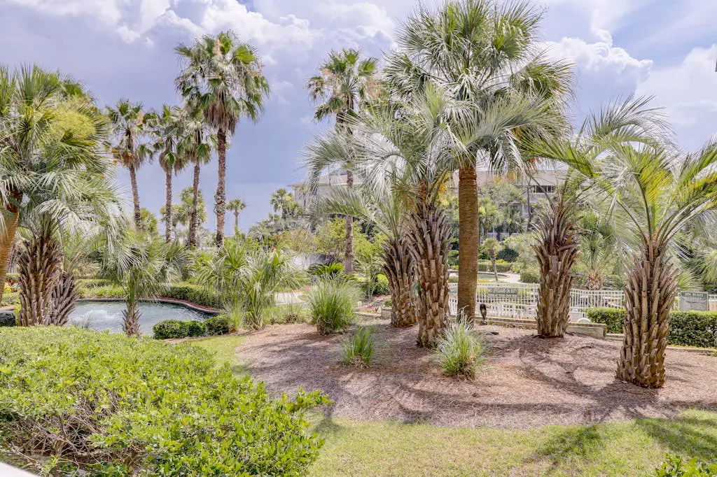 Waterfront condo with amazing views, on-site pool, hot tub, & gym