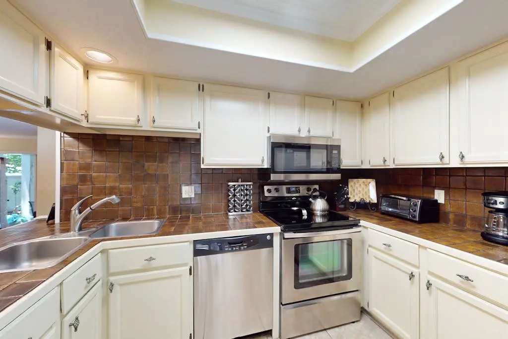 Spacious condo w/ shared pool and golf on-site Near the ocean