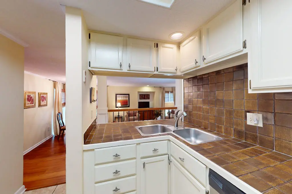 Spacious condo w/ shared pool and golf on-site Near the ocean