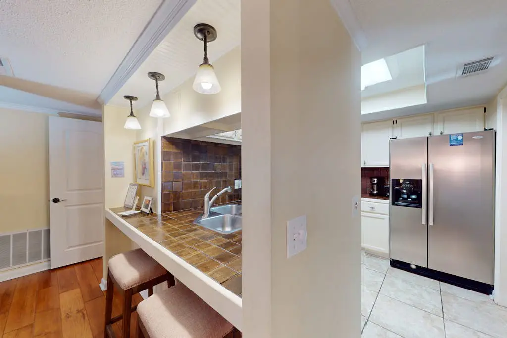 Spacious condo w/ shared pool and golf on-site Near the ocean
