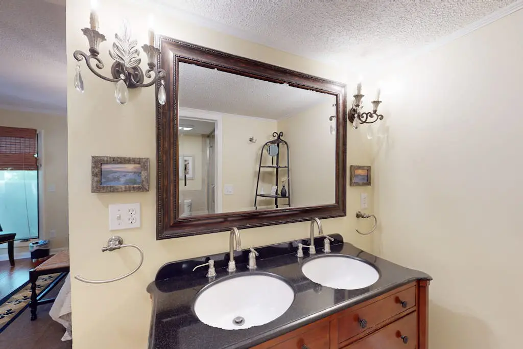 Spacious condo w/ shared pool and golf on-site Near the ocean