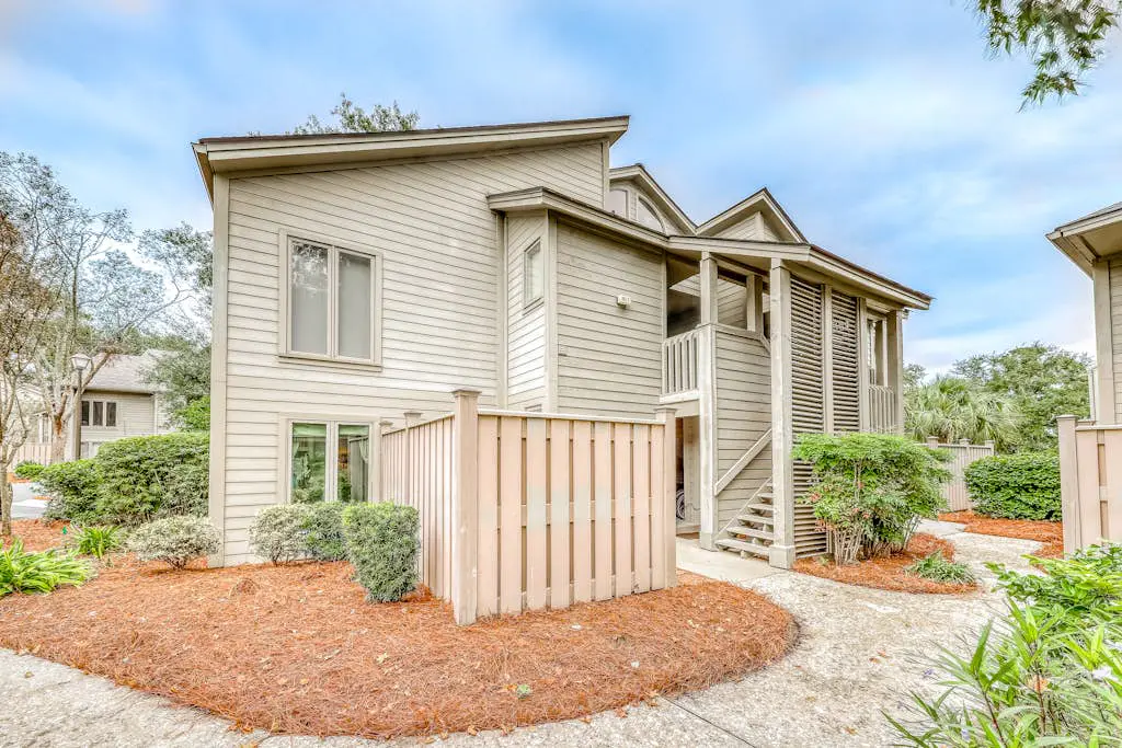 Spacious condo w/ shared pool and golf on-site Near the ocean