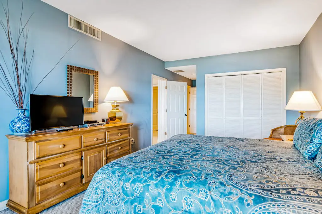 Beachfront condo with large furnished balcony, pool & beautiful views
