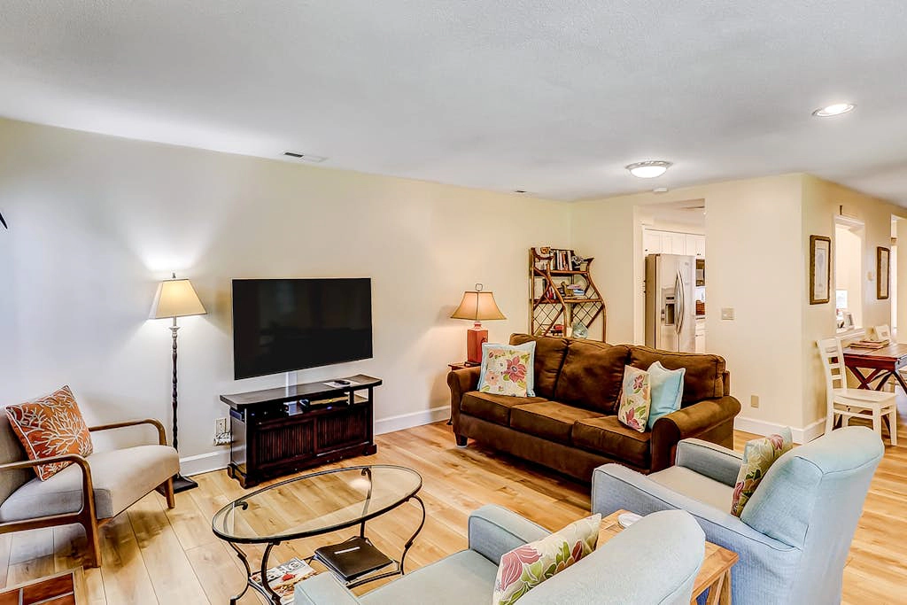 Spacious & dog-friendly condo w/ golf course view, shared pool and tennis court