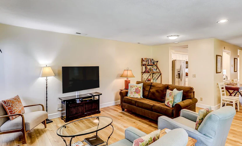 Spacious & dog-friendly condo w/ golf course view, shared pool and tennis court