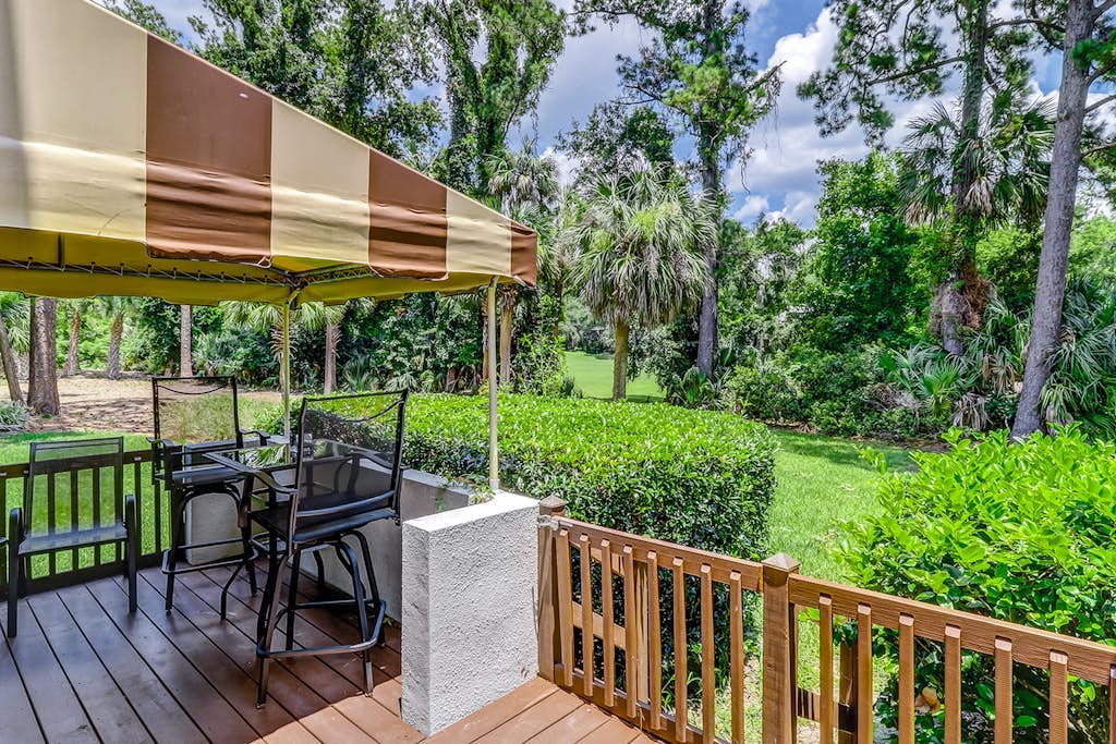 Spacious & dog-friendly condo w/ golf course view, shared pool and tennis court