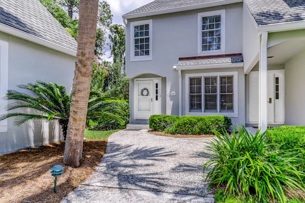 Spacious & dog-friendly condo w/ golf course view, shared pool and tennis court