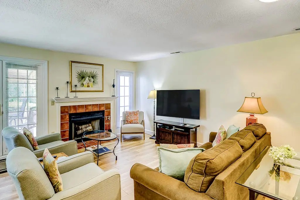 Spacious & dog-friendly condo w/ golf course view, shared pool and tennis court