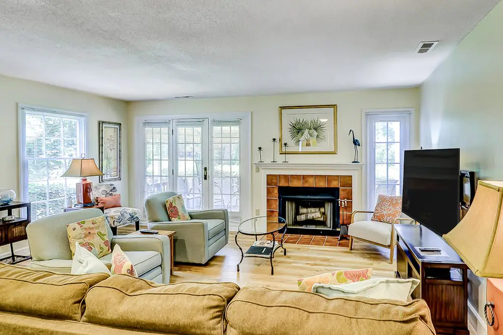 Spacious & dog-friendly condo w/ golf course view, shared pool and tennis court