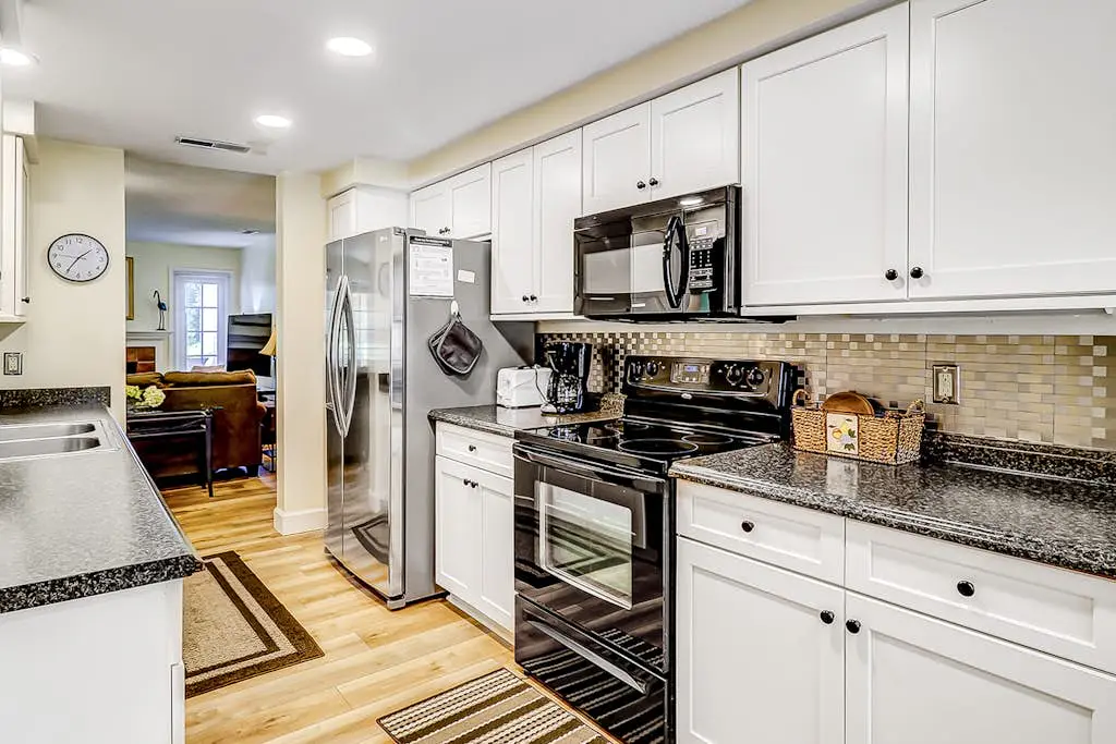 Spacious & dog-friendly condo w/ golf course view, shared pool and tennis court