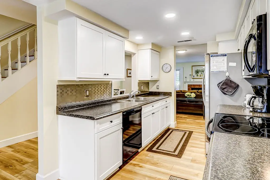 Spacious & dog-friendly condo w/ golf course view, shared pool and tennis court
