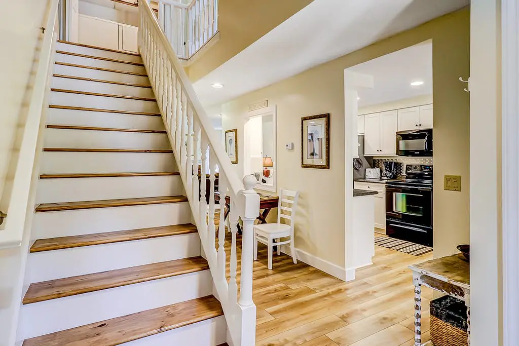Spacious & dog-friendly condo w/ golf course view, shared pool and tennis court
