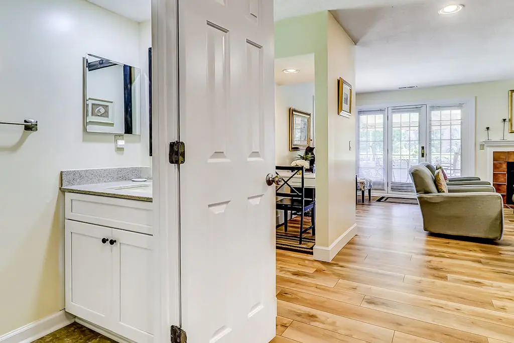 Spacious & dog-friendly condo w/ golf course view, shared pool and tennis court
