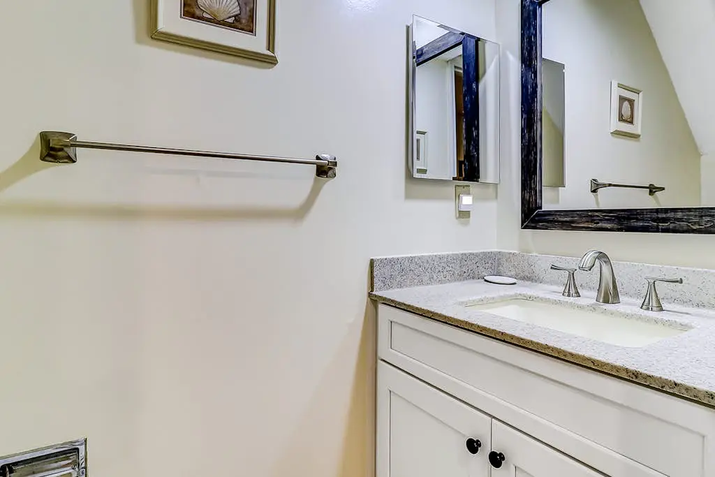 Spacious & dog-friendly condo w/ golf course view, shared pool and tennis court