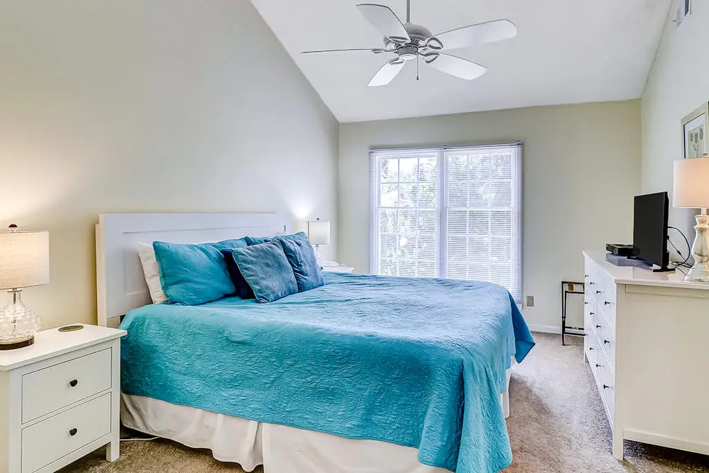Spacious & dog-friendly condo w/ golf course view, shared pool and tennis court