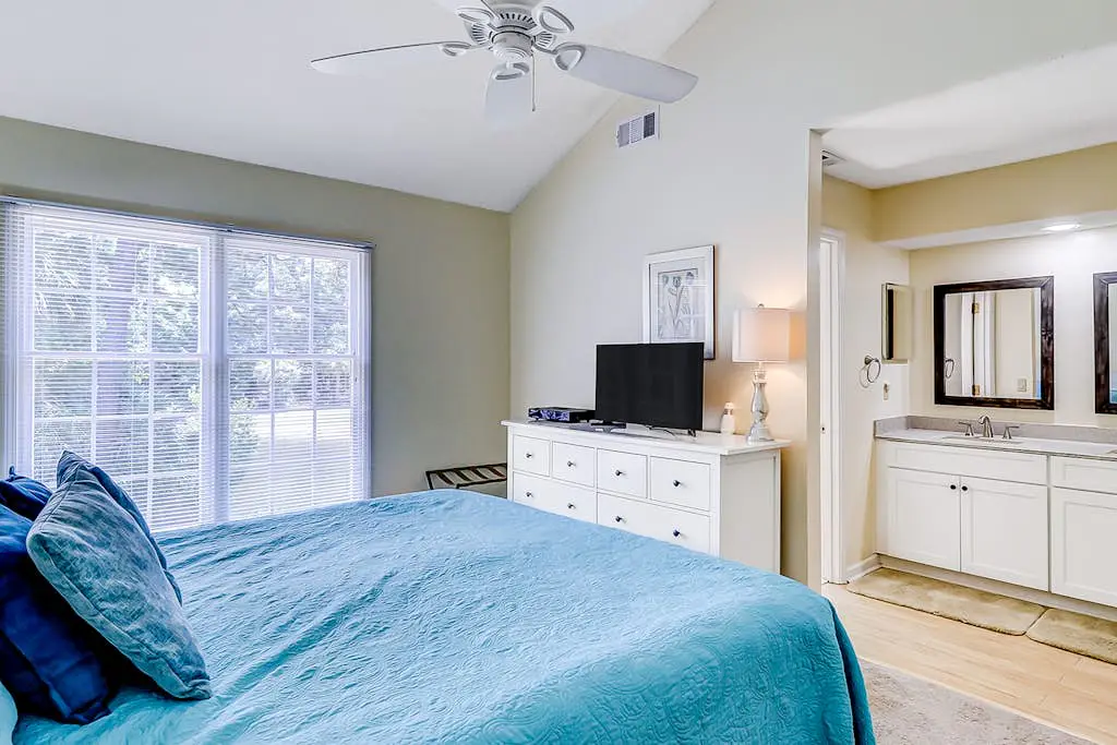 Spacious & dog-friendly condo w/ golf course view, shared pool and tennis court